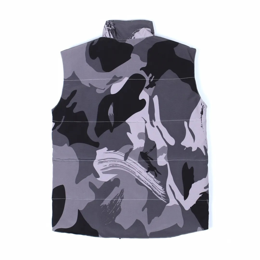 P320 Canada Goose Canada Goose #Freestyle Crew 4154M men's and women's vest down# ➖ Genuine synchronous anti-counterfeiting chip sensor! ➖ Imported Behringer embroidery machine to customize 10,000-needle embroidery logo! ➖ Imported 21-count polyester-cotton blended original fabric, using Feather-Light 10D waterproof coating fabric, made of 84.5% polyester fiber and 15.5% cotton, 100% the best feel in the entire network! ➖ The genuine official website uses the national standard 80 white duck down, and will never be misled by false claims such as 90 down or goose down! ➖ 100% nylon nylon lining with double double-layer sealing design to prevent velvet from running away. Top-grade polar fleece is used in the collar and pockets to keep warm and comfortable! ➖ Yoshida YKK provides original custom-made electroplated sliders. YKK two-way lockable zippers are tight and smooth and will not peel off paint! ➖ 3M composite original Velcro is durable, and all accessories and hardware are disassembled and customized!  SIZE: XS S M L XL XXL [Attached: Size chart]